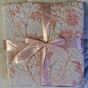 Room 2 Room Pink Floral Quilt Throw  NWT